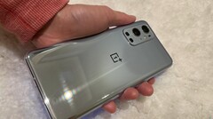 O OnePlus 9 Pro deve chegar no próximo mês ao lado do OnePlus 9, pelo menos. S(Fonte da imagem: Dave Lee)