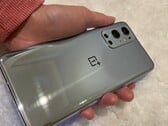 O OnePlus 9 Pro deve chegar no próximo mês ao lado do OnePlus 9, pelo menos. S(Fonte da imagem: Dave Lee)