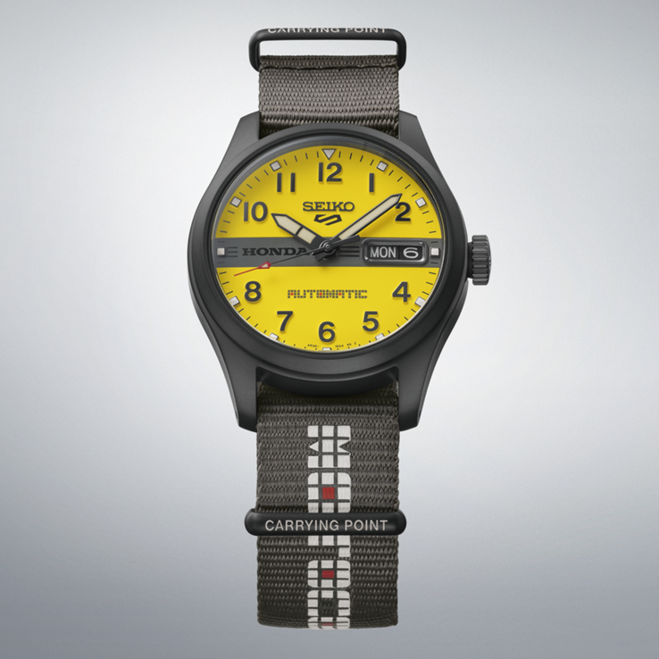 Vista frontal do Seiko 5 Sports Field x Honda Motocompo Edição Limitada, com mostrador amarelo, logotipo preto da Honda no centro e pulseira de nylon cinza.