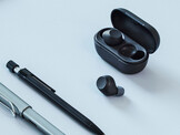 Fones de ouvido Sony WF-C710N em preto. (Fonte da imagem: Sony)
