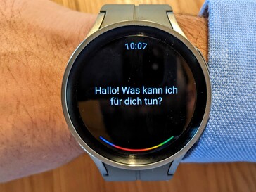 O relógio permite que você escolha entre Samsung Bixby e Google Assistant