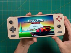 Russ, da Retro Game Corps, segura o Ayaneo Pocket S2, exibindo a tela de título do Horizon Chase e mostrando a tela e o design ergonômico do dispositivo. (Fonte da imagem: Retro Game Corps)