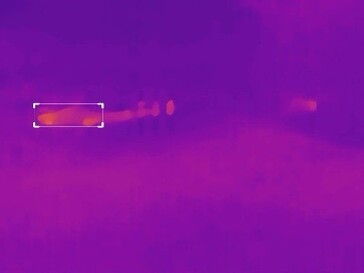 Há três pessoas na estrada nessa foto com neblina