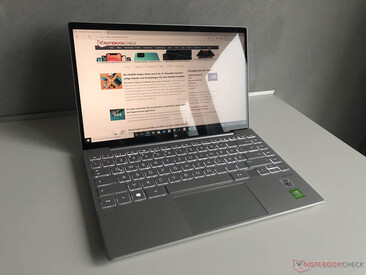 Mesmo dentro de casa, fontes de luz podem causar reflexos na tela da HP Envy 13-ba0001ng