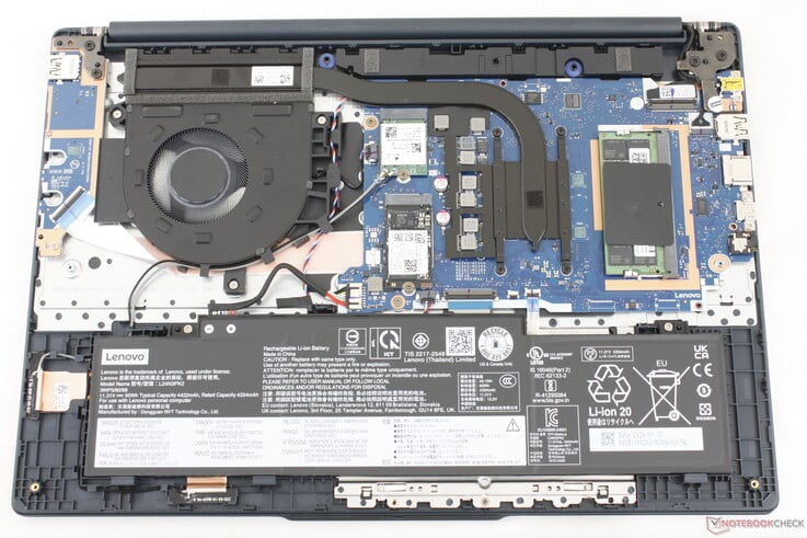 Placa-mãe do IdeaPad Slim 3 15IWC11 apresentando um SSD M.2 2280 atualizável, um módulo WLAN M.2 e apenas um slot SODIMM DDR5