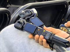 Um close-up do Osmo Pocket 4 e do Osmo Pocket 4 Pro.