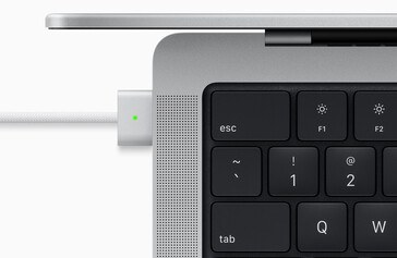 O conector MagSafe 3 ajuda no carregamento. O carregamento USB também está disponível. (Fonte da imagem: Apple)