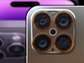 Espera-se que o Apple iPhone 15 Ultra seja o primeiro iPhone a ter uma porta USB-C. (Fonte de imagem: 4RMD/Apple - editado)