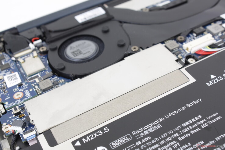 Placa protetora de alumínio sobre o SSD. O modelo pode suportar apenas uma única unidade M.2 PCIe4 M.2 2280