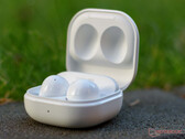 O Galaxy Buds FE é parecido com o Galaxy Buds2, na foto. (Fonte da imagem: Notebookcheck)