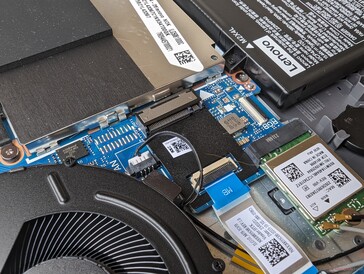 O slot M.2 secundário desocupado suporta apenas SSDs 2242 mais curtos