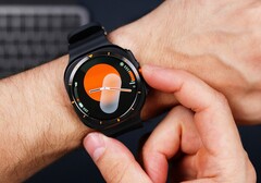 O Samsung Galaxy Watch pode bloquear alguns recursos atrás de um acesso pago no futuro. (Fonte da imagem: Daniel Romero)