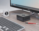 O Nano Pro Gen 14 custa a partir de 840 euros. Na foto: o mini PC ao lado de um monitor, teclado, xícara de chá e caneta. (Fonte da imagem: Tuxedo)