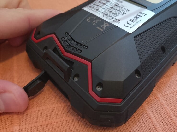 Porta USB-C atrás de uma aba (Fonte da imagem: Sergey Tarasov - Notebookcheck)
