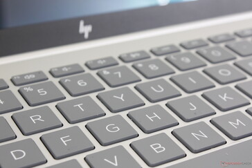 As teclas são mais barulhentas e clicáveis do que o esperado para um laptop econômico
