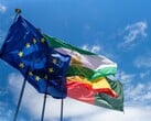 As bandeiras da União Europeia tremulam contra um céu azul