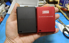O GKD Pixel em duas de suas seis opções de cores. (Fonte da imagem: Retro CN)
