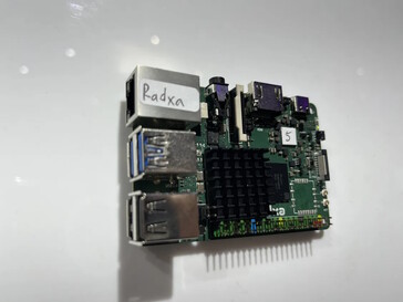 USB e Ethernet estão disponíveis (Fonte da imagem: Andreas Sebayang)