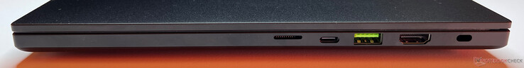Lado direito: leitor de cartão microSD, USB-A 3.2 Gen.2 (10 Gbps), USB-C 4.0 (40 Gbps, DisplayPort 2.1, Power Delivery), HDMI 2.1, slot de segurança Kensington