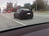 Tesla Model Y Juniper em teste com a barra de luz traseira ligada (Fonte da imagem: TeslaDashCam/X)