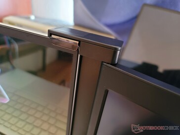 Parte superior direita da tampa do laptop com extensor FOPO conectado