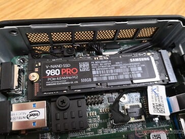 Ranhura acessível PCIe 4.0 2280 NVMe. Unidades mais curtas 2242 ou 2230 podem tecnicamente funcionar, mas não haverá parafusos para fixá-las