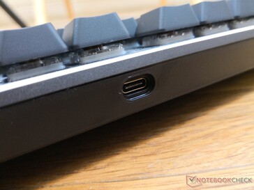 Cabos USB-C mais grossos podem ter problemas para encaixar totalmente a porta USB-C rebaixada