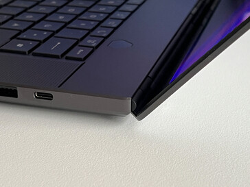 As aberturas do cooler na parte traseira direcionam o ar quente para o chão e não diretamente para a borda inferior da tela, o que limita o ângulo de abertura do laptop.