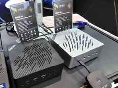 O ER936-AI e o ER937-AI ficarão na faixa de US$ 1.000 a US$ 1.200. Na foto: os dois mini PCs na Computex 2025. (Fonte da imagem: Team Pandory)