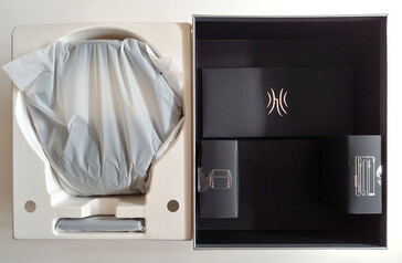 Fones de ouvido e transmissor (esquerda), cabos e bolsa (direita). (Fonte da imagem: Notebookcheck)