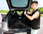 Avaliação do Tesla Model Y L quanto ao espaço para carga e passageiros. (Fonte da imagem: GeekLaii/YT)