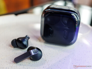 O estojo redesenhado e a haste metálica do Buds 4 Pro