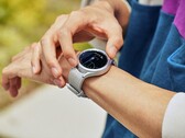 A série Galaxy Watch6 verá o retorno da moldura giratória do Galaxy Watch4 Classic, embora com alguns ajustes de design, conforme a última foto. (Fonte da imagem: Samsung)