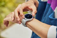 A série Galaxy Watch6 verá o retorno da moldura giratória do Galaxy Watch4 Classic, embora com alguns ajustes de design, conforme a última foto. (Fonte da imagem: Samsung)