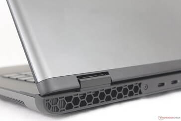 A tampa externa e a tampa inferior de alumínio anodizado contrastam com o teclado mais escuro