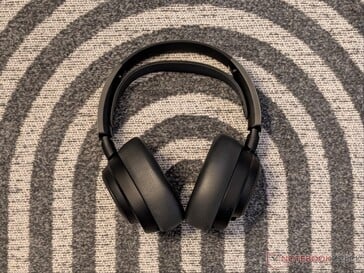 Arctis Nova Pro Omni na cor preta.