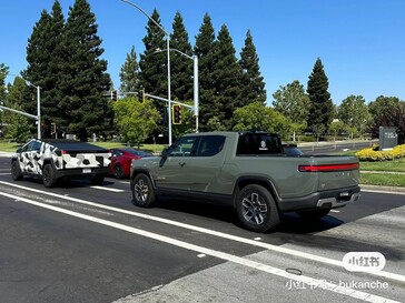 Tamanho do Cybertruck vs Rivian R1T