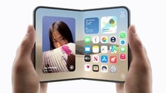 Duas mãos seguram, cada uma, um iPhone Duo, um dobrado e outro aberto