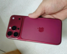 modelo de design do iPhone 18 Pro em Dark Cherry.