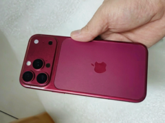 modelo de design do iPhone 18 Pro em Dark Cherry.