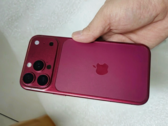 modelo de design do iPhone 18 Pro em Dark Cherry.