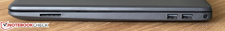 À direita: Leitor de cartão SD, 2x USB-A 3.2 Gen.1 (5 GBit/s), adaptador de energia