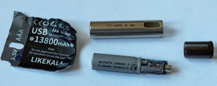 Ao remover a película plástica, foi revelada uma célula à base de lítio de 180 mAh, além de um circuito de carregamento e limitação de tensão.