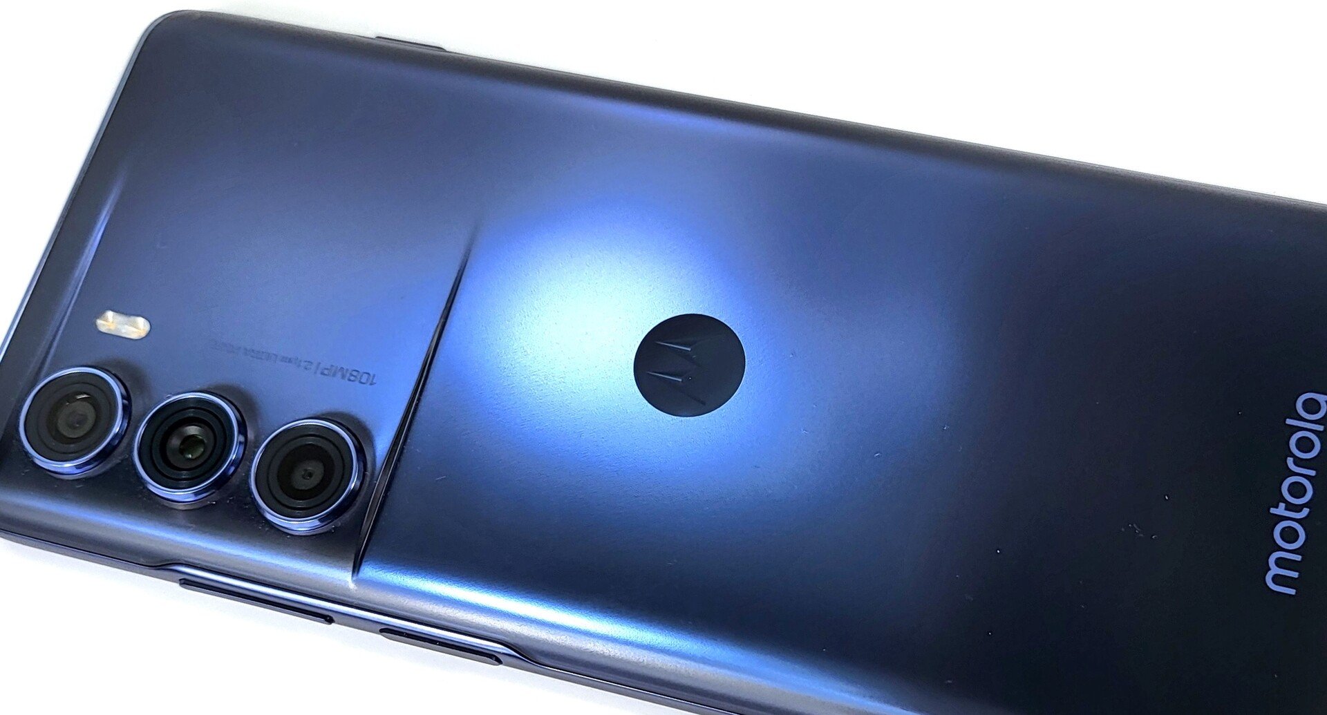 Xiaomi 12T vs Moto G200: qual chega mais perto de ser um celular top?