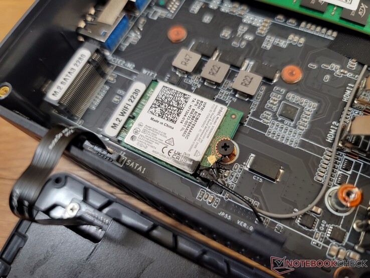 O módulo WLAN removível fica embaixo do SSD M.2