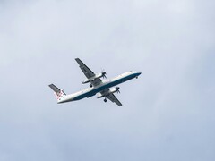 Um avião voando no céu (Fonte da imagem: Kat von Wood via Unsplash; cortado)