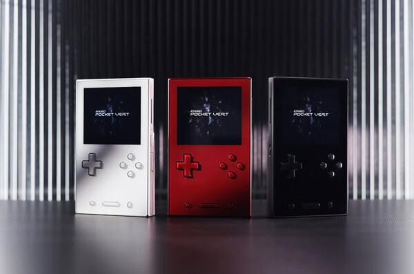 O Ayaneo Pocket Vert em Moon White, Midnight Black e Lava Red. (Fonte da imagem: Ayaneo)