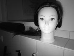 A visão noturna fotografou a cabeça da boneca: Até que essas fotos fiquem nítidas e não superexpostas, o senhor precisa experimentar um pouco.