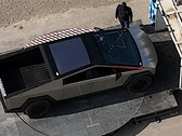 O limpador de pára-brisas Cybertruck em teste (imagem: Brad Sloan/YT)
