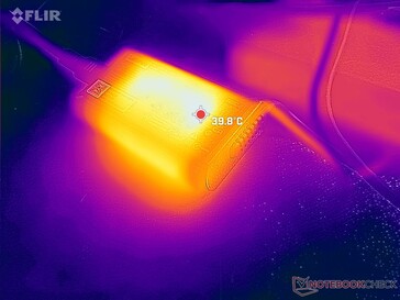 O adaptador Ac pode chegar a 40 C quando a carga exige